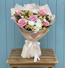 Букет цветов из:  Гвоздики, Орхидеи и Розы в Веселоярске