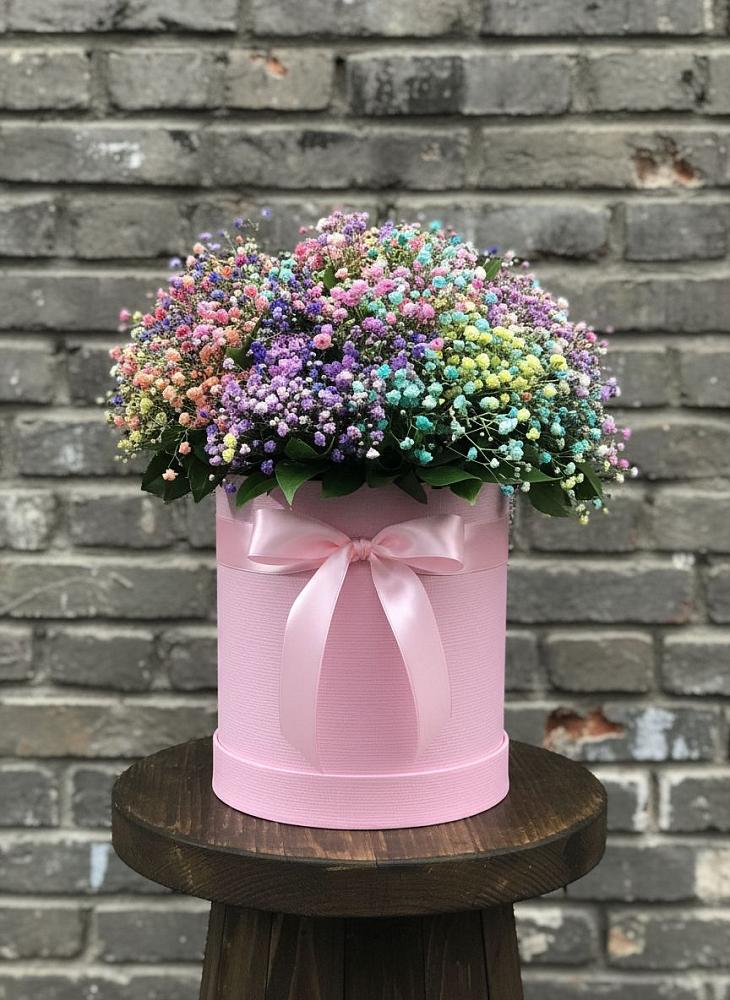 Цветочная композиция из Гипсофила и Розы в шляпной коробке в Веселоярске