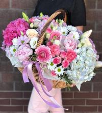 Цветочная композиция из Розы, Хризантемы, Пионы и Лизиантусы в корзине в Веселоярске