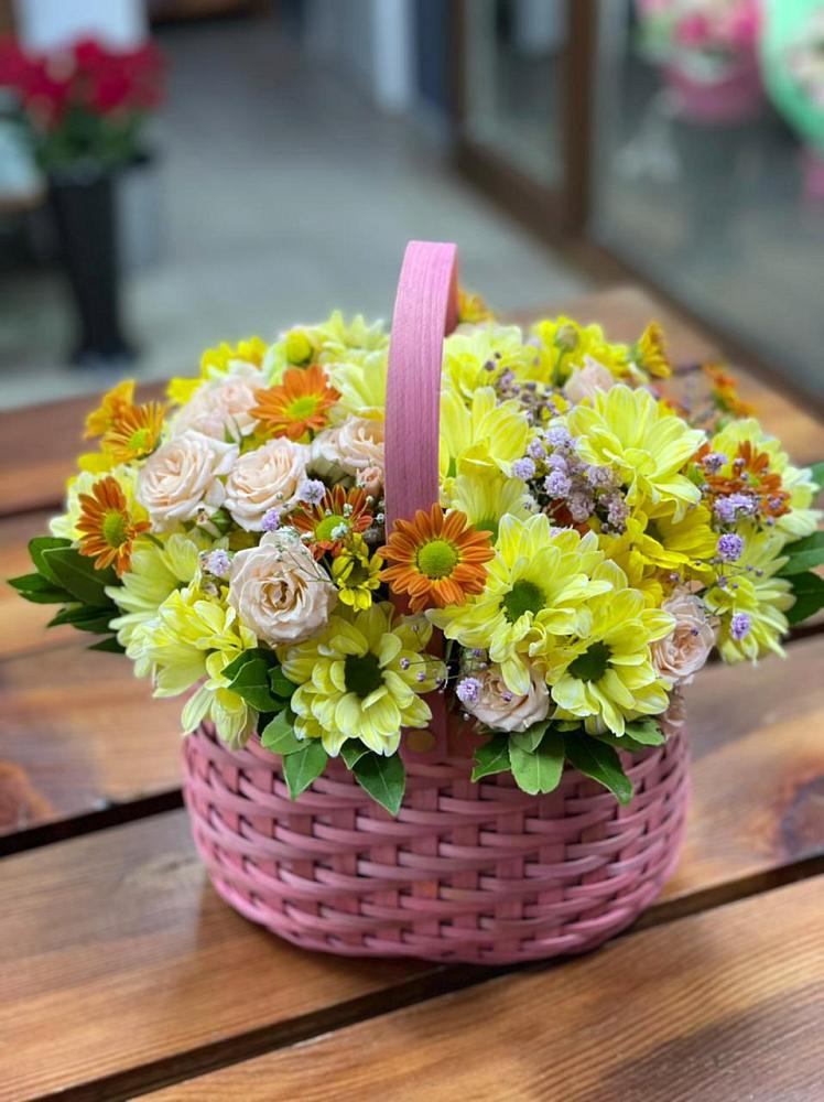 Цветочная композиция из Хризантемы и Розы в корзине в Веселоярске