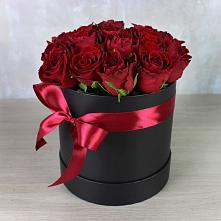 Цветочная композиция из Розы в шляпной коробке в Веселоярске