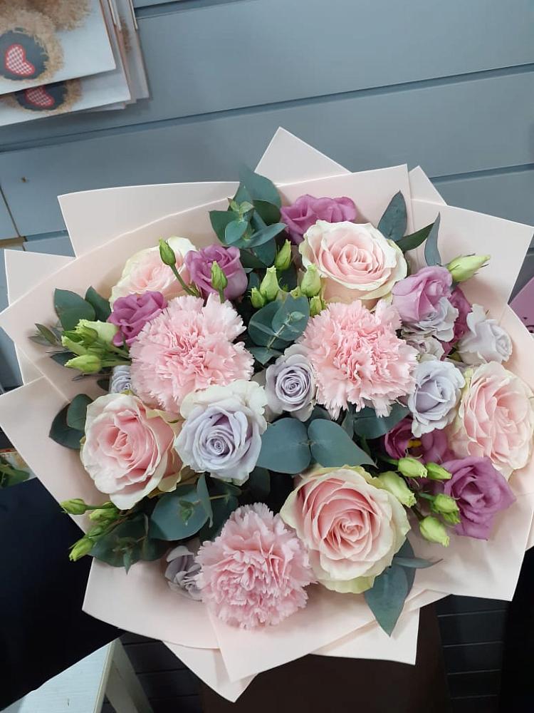 Букет цветов из: Розы, Гвоздики и Лизиантусы в Веселоярске