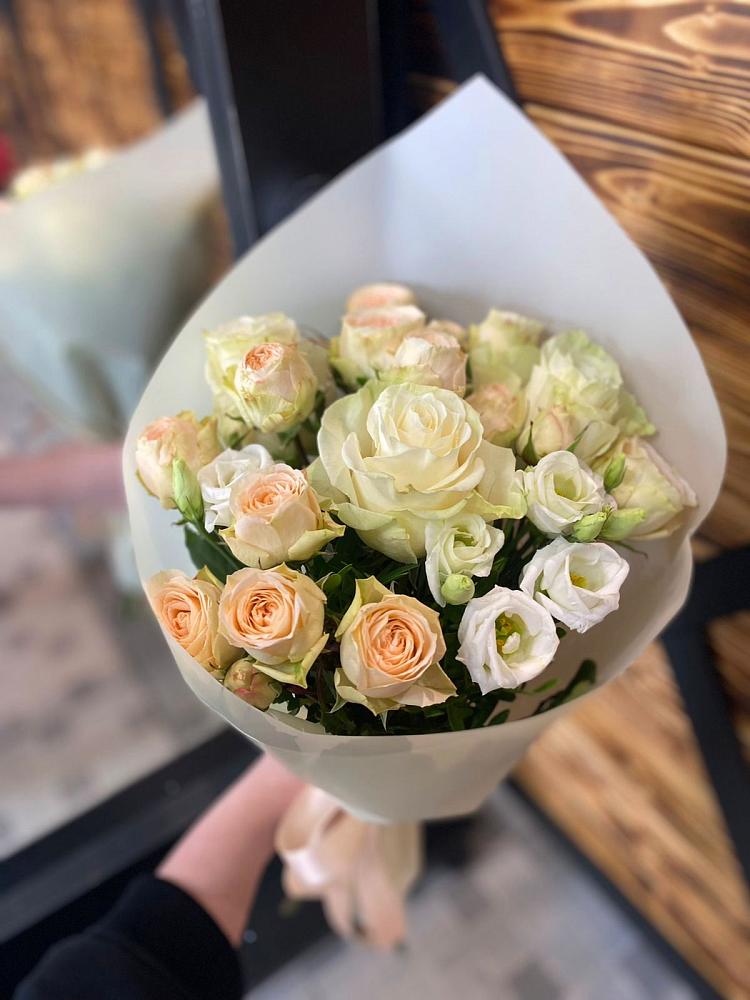 Букет цветов из: Розы и Лизиантусы в Веселоярске